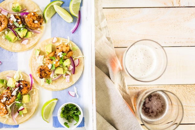 Tacos de camarão com chipotle fresco com queijo cotija em uma tortilhas de milho branco.