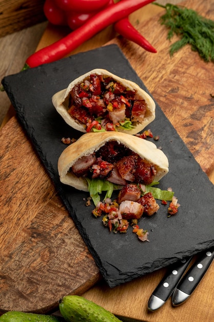 Tacos de carne com carne picada e legumes. um prato tradicional