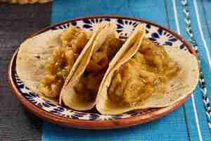 Foto tacos de chicharron e salsa verde comida típica mexicana com tortillas de maiz