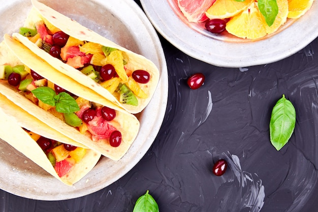 Tacos de frutas. lanches de verão.