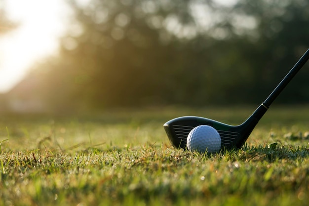 Tacos de golfe e bolas de golfe em um gramado verde em um belo campo de golfe