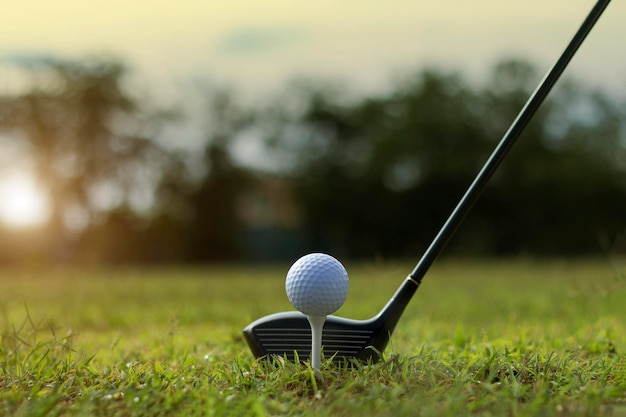 Tacos de golfe e bolas de golfe em um gramado verde em um belo campo de golfe