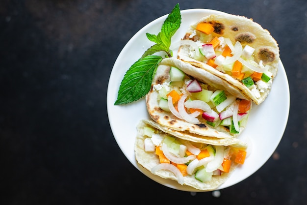 tacos de legumes recheados doner kebab pão achatado taco de legumes na mesa comida saudável lanche