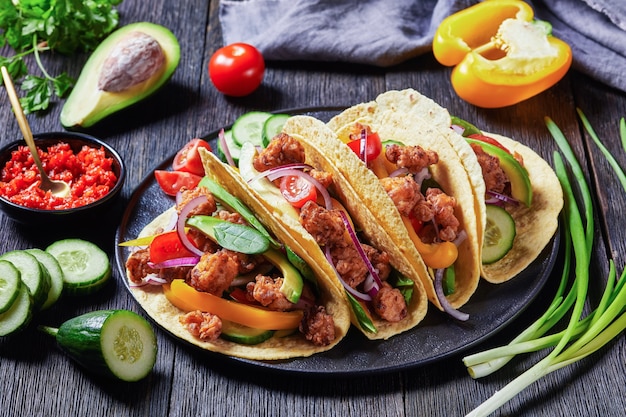 Tacos de milho de rua de frango com vegetais e molho