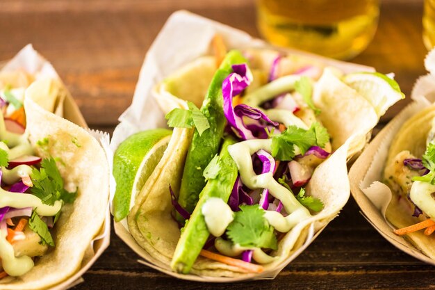 Tacos de peixe de rua com bacalhau em tabuleiro de papel reciclado.