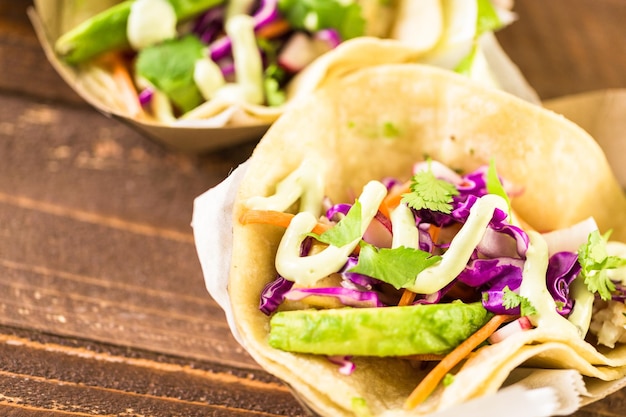 Tacos de peixe de rua com bacalhau em tabuleiro de papel reciclado.