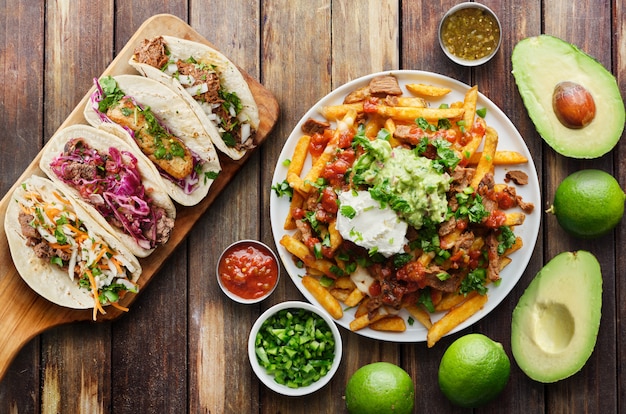 Tacos de rua mexicanos e batatas fritas carne asada em composição plana leiga