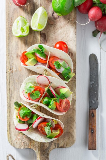 Tacos deliciosos y caseros como bocadillo rápido para la fiesta