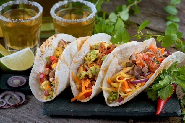 Tacos con diferentes rellenos y tequila.