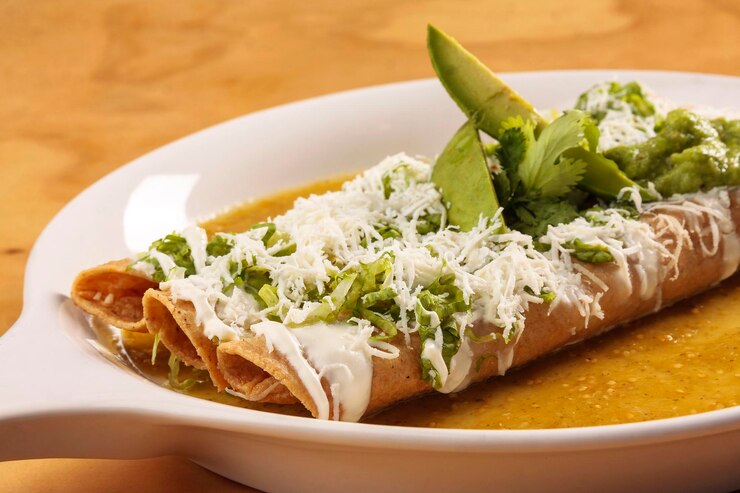Foto tacos dourados, tacos dourados ou flautas de frango, comida típica mexicana