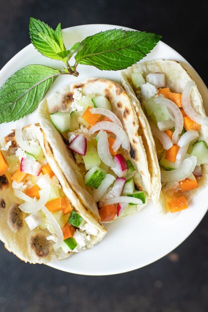 Tacos Gemüse gefüllte Fladenbrot Döner Kebab Pita Mahlzeit Snack auf dem Tisch Kopie Raum Essen