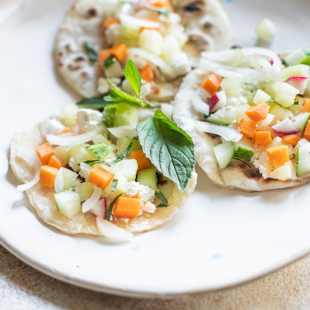 Tacos Gemüsedöner Kebab Fladenbrot Taco auf dem Tisch gesunde Mahlzeit Snack Kopie Raum Essen