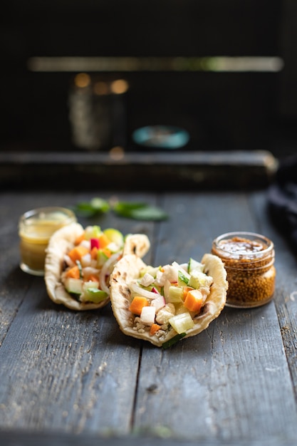 Tacos Gemüsedöner Kebab Fladenbrot Taco auf dem Tisch gesundes Essen Mahlzeit Snack Kopie Raum Essen