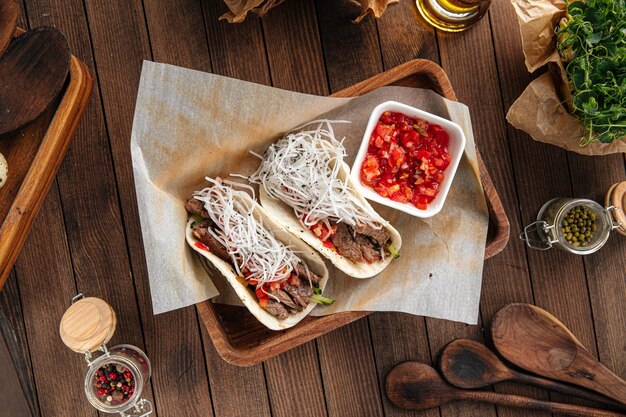 Tacos mexicanos con aperitivo de carne con salsa salsa