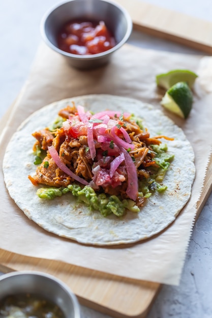 Foto tacos mexicanos autênticos com carne de porco e legumes