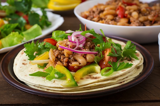 Tacos mexicanos con carne, frijoles y salsa.