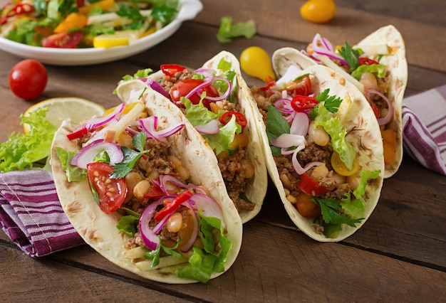 Tacos mexicanos con carne, frijoles y salsa.