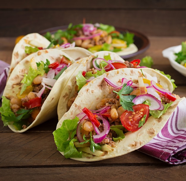 Tacos mexicanos con carne, frijoles y salsa.