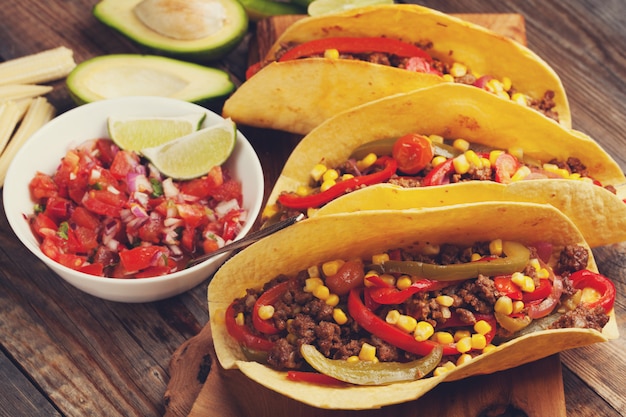 Tacos mexicanos con carne marmolada y verduras.