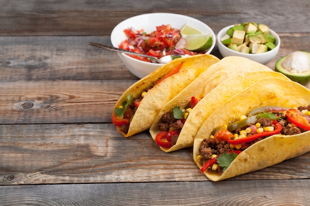 Tacos mexicanos con carne marmolada y verduras.