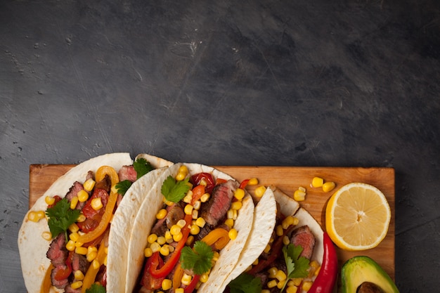 Tacos mexicanos con carne marmolada y verduras.