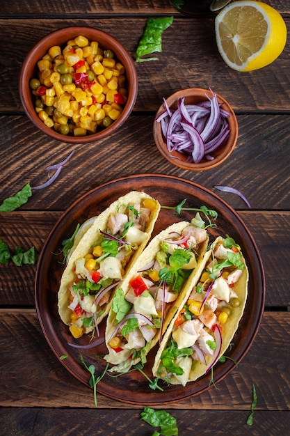 Foto tacos mexicanos con carne de pollo maíz y salsa tacos saludables menú de dieta taco mexicano vista superior plana