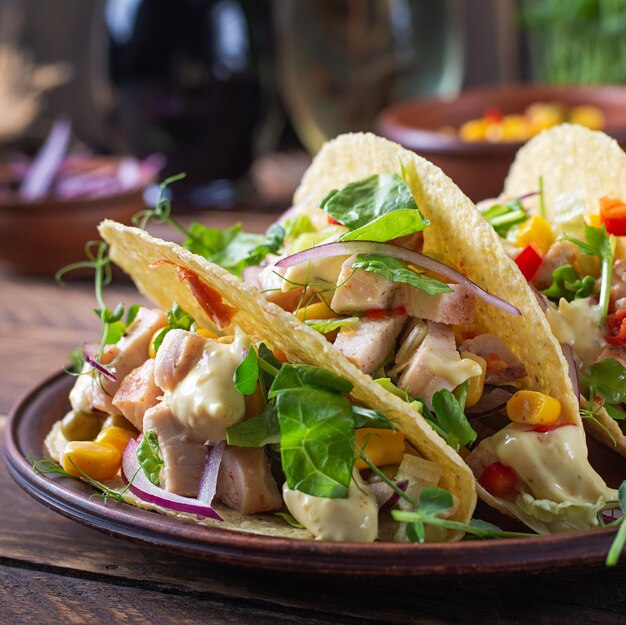 Tacos mexicanos con carne de pollo, maíz y salsa Tacos saludables Menú de dieta Taco mexicano