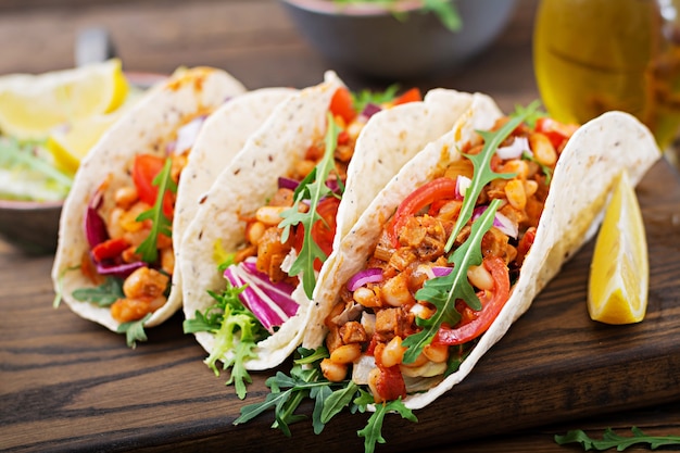 Tacos mexicanos con carne de res, frijoles en salsa de tomate y salsa