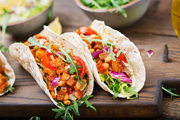 Tacos mexicanos con carne de res, frijoles en salsa de tomate y salsa