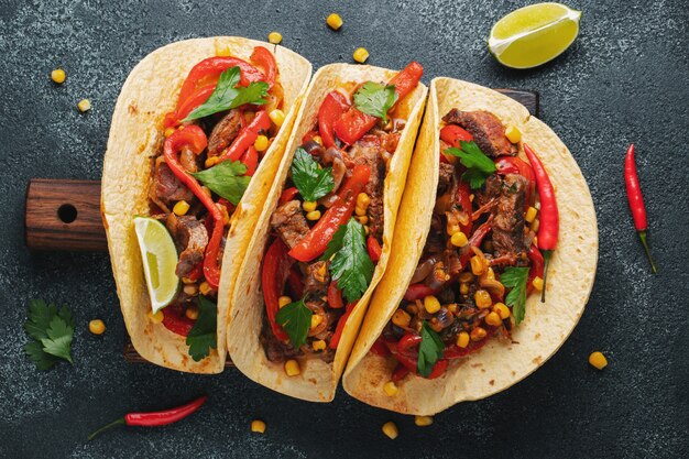 Tacos mexicanos com carne bovina