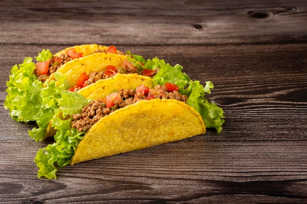 Foto tacos mexicanos com carne de alface e tomate