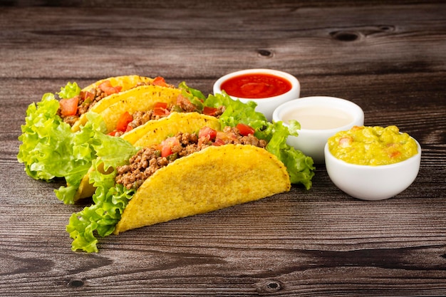 Foto tacos mexicanos com carne de alface e tomate