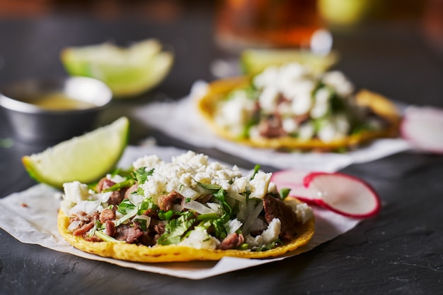 Foto tacos mexicanos com carne e queijo