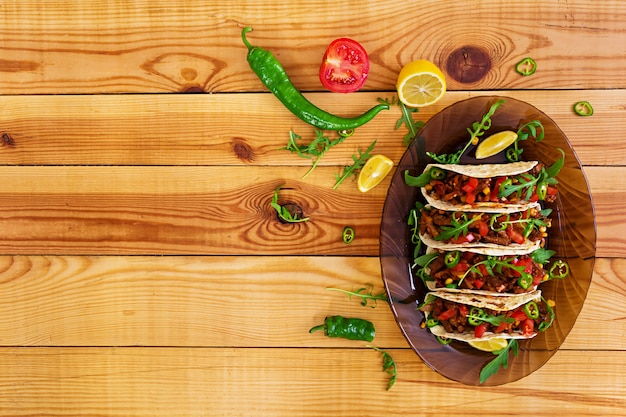 Tacos mexicanos com carne em molho de tomate