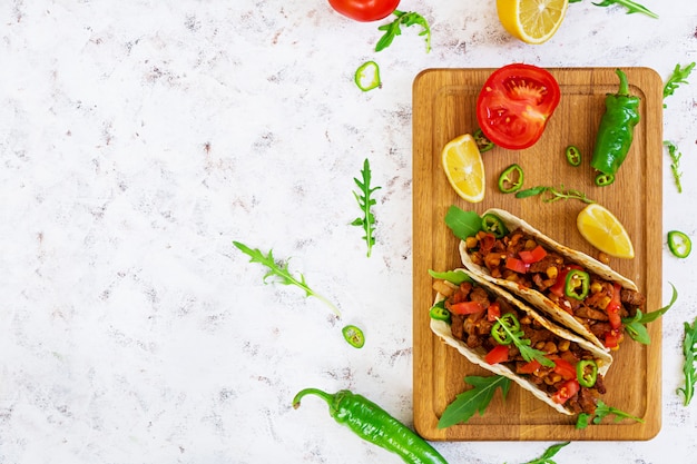 Tacos mexicanos com carne em molho de tomate