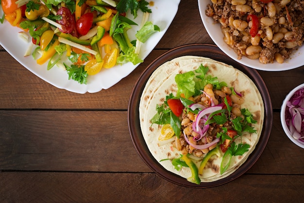 Tacos mexicanos com carne, feijão e salsa