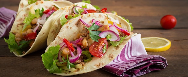 Tacos mexicanos com carne, feijão e salsa