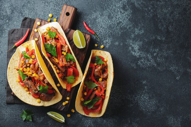 Tacos mexicanos com carne, legumes e salsa.