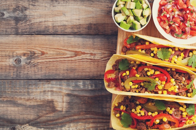 Tacos mexicanos com carne marmorizada e legumes.