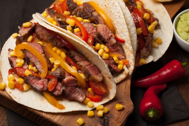 Tacos mexicanos com carne marmorizada e legumes.