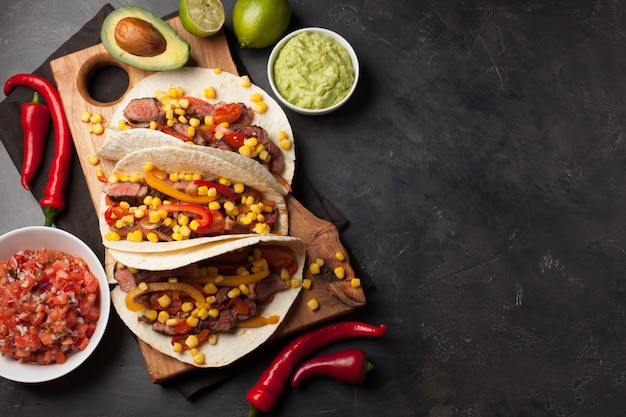 Tacos mexicanos com carne marmorizada e legumes.