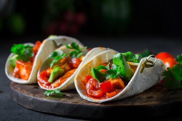 Tacos mexicanos com molho picante e coentro fresco