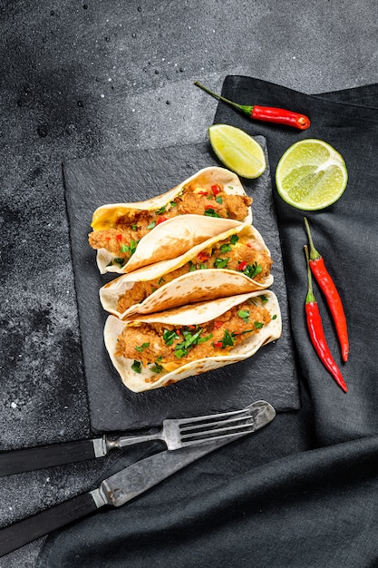 Tacos mexicanos de carnitas com salsa, queijo e pimenta malagueta