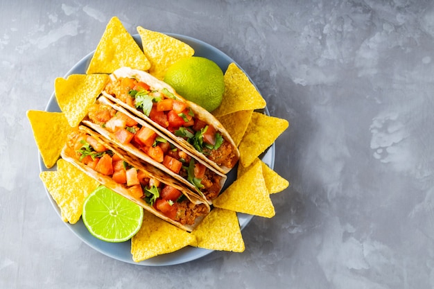 Tacos mexicanos y nachos en un plato