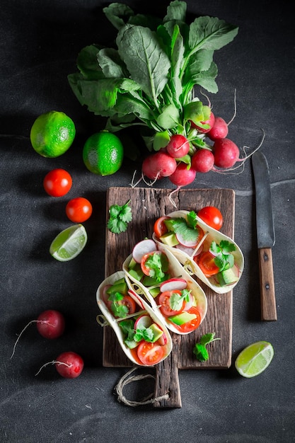 Tacos mexicanos y picantes con tomates, rábano y cilantro