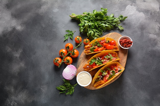 Tacos Mexicanos con Pollo a la Parrilla y Verduras