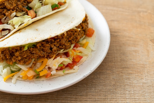 Tacos mexicanos con pollo picado - cocina tradicional mexicana