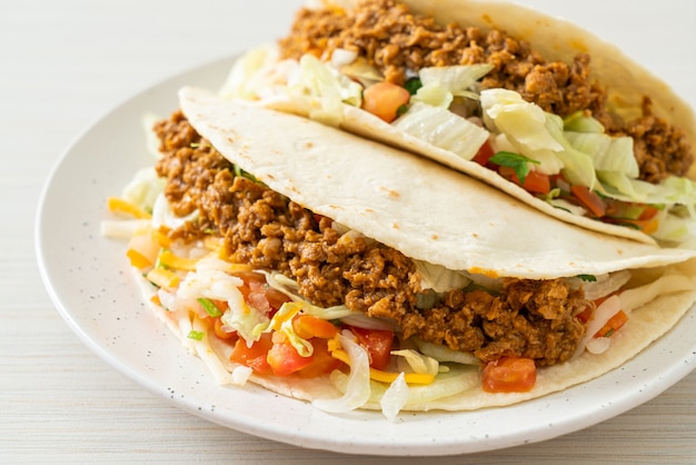 Tacos mexicanos con pollo picado