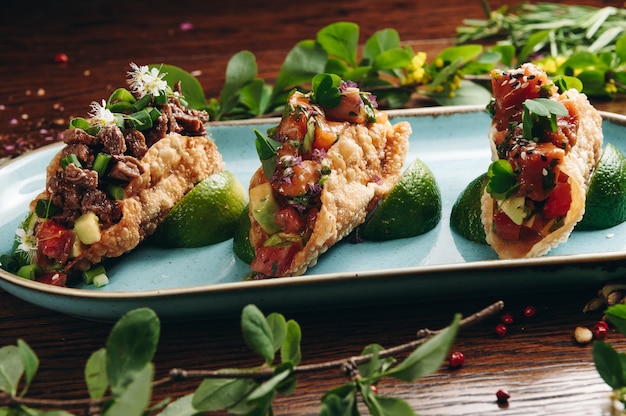 Tacos mexicanos con salmón, verduras y salsa