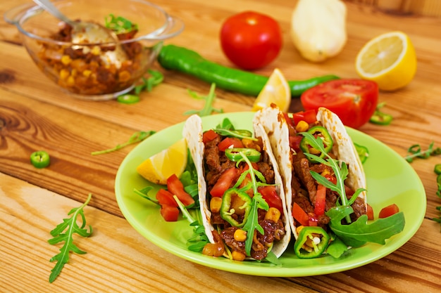 Tacos mexicanos con ternera en salsa de tomate